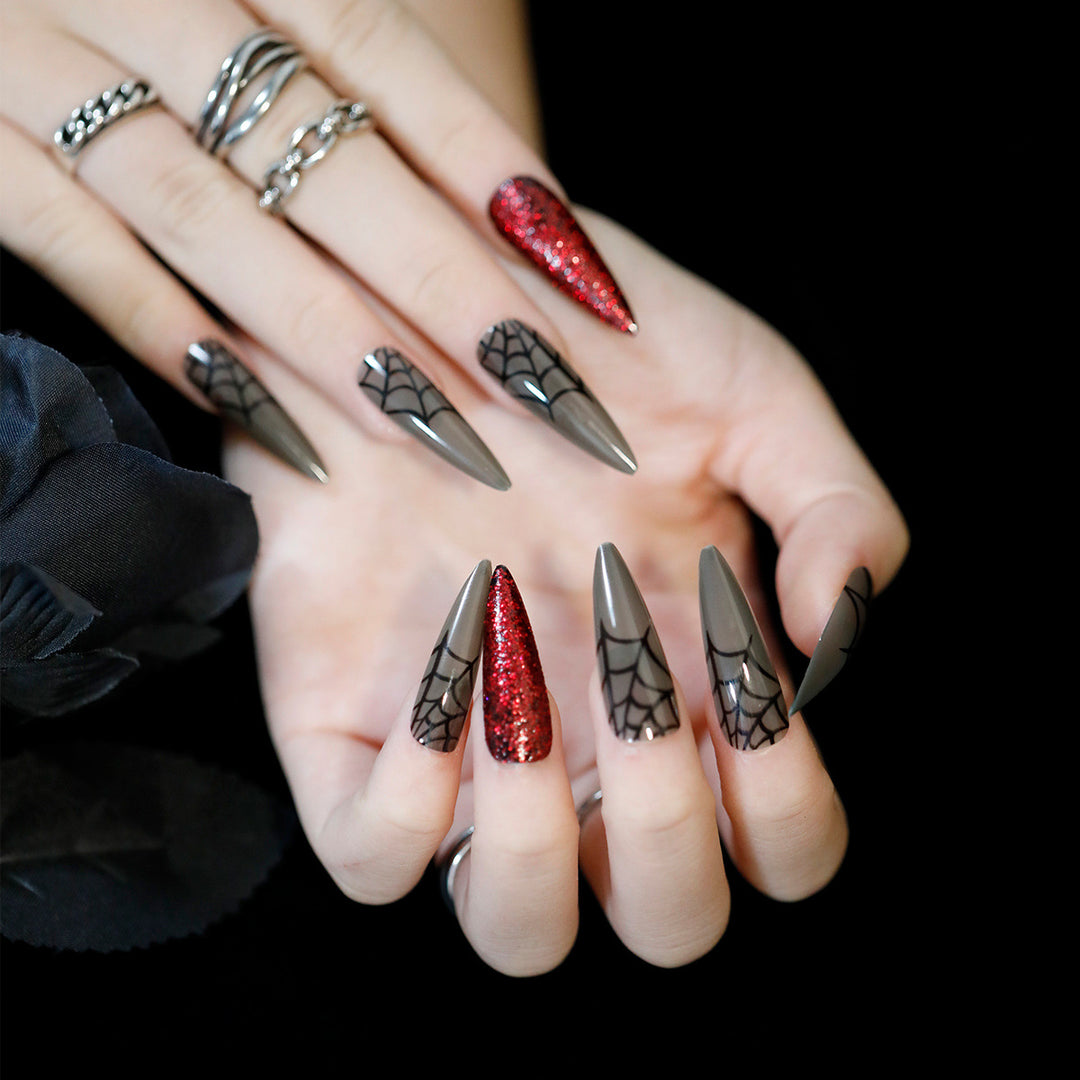 Kunstvolle Nagelverlängerungen mit kreativen Augen-Design Karnz