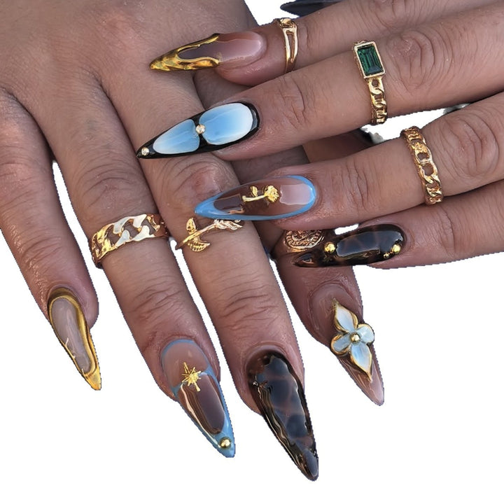 Kunstnagelset mit luxuriösem Gold-Design und floralen Akzenten Karnz