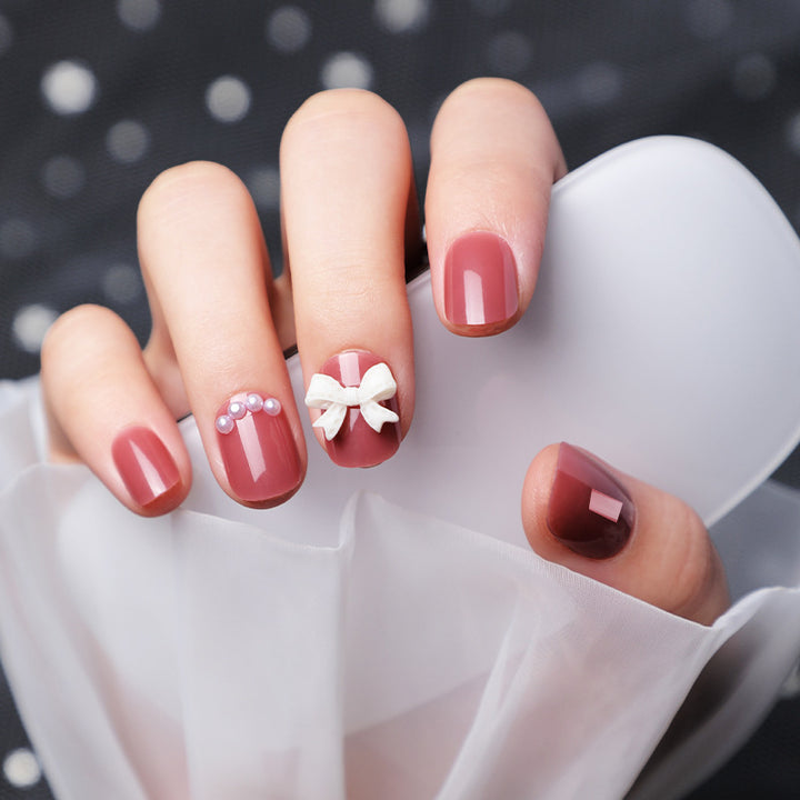 Dekoratives Press-On Nagelkunst-Set mit Schleifen- und Perlenakzenten