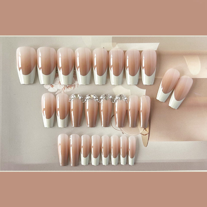 Dekorative Press-On-Nagelspitzen mit Rhinestone-Akzent Karnz