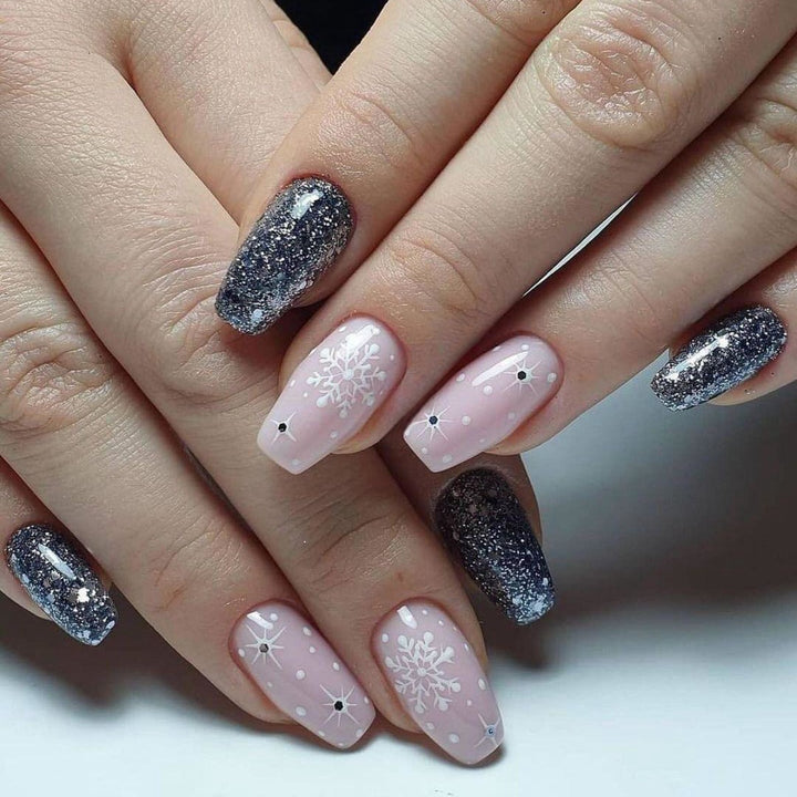 Festliches Schneeflocken-Nagelkunstdesign Karnz