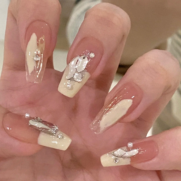 Kunstfingernägel mit Glamourösen Perlen-Details Karnz
