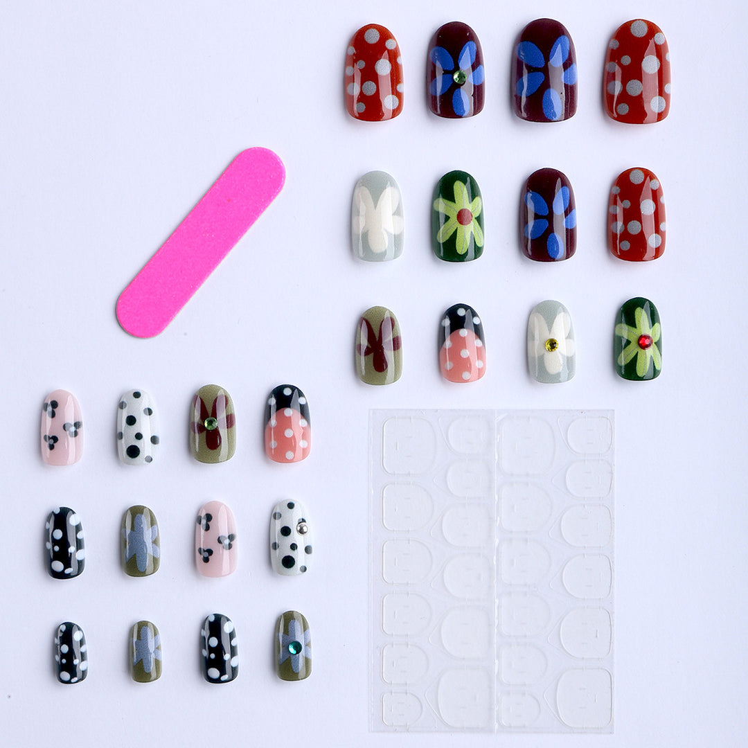 Kunstvolle Nagelkunst mit Floralen Designs Karnz