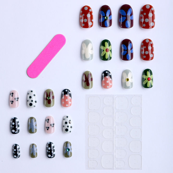 Kunstvolle Nagelkunst mit Floralen Designs Karnz