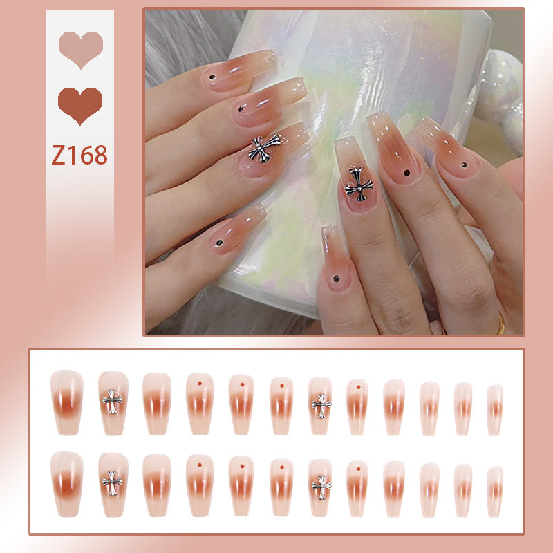 Kunstnagelset mit eleganten Glitzerverzierungen und schimmernden Akzenten Karnz