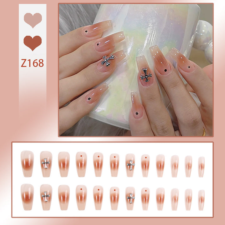 Kunstnagelset mit eleganten Glitzerverzierungen und schimmernden Akzenten Karnz