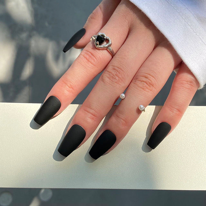 Künstliche Nagelverlängerungen im modernen Design Karnz