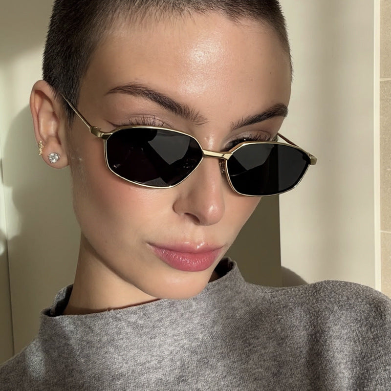 Damen geometrische Sonnenbrille mit schützendem UV-Filter und minimalistischem Metallrahmen Karnz