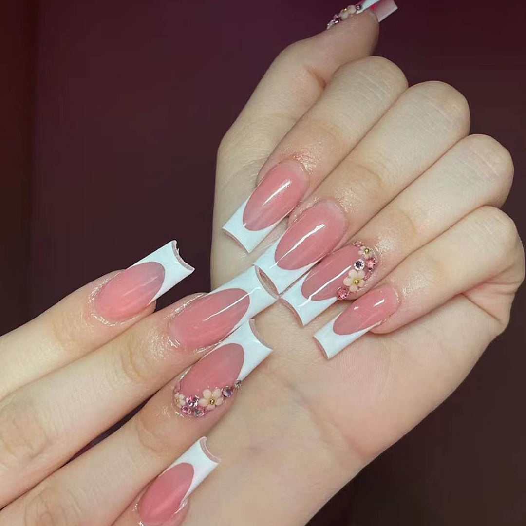 Kunstnagelset mit eleganten Blumendekoren und transparentem Finish Karnz