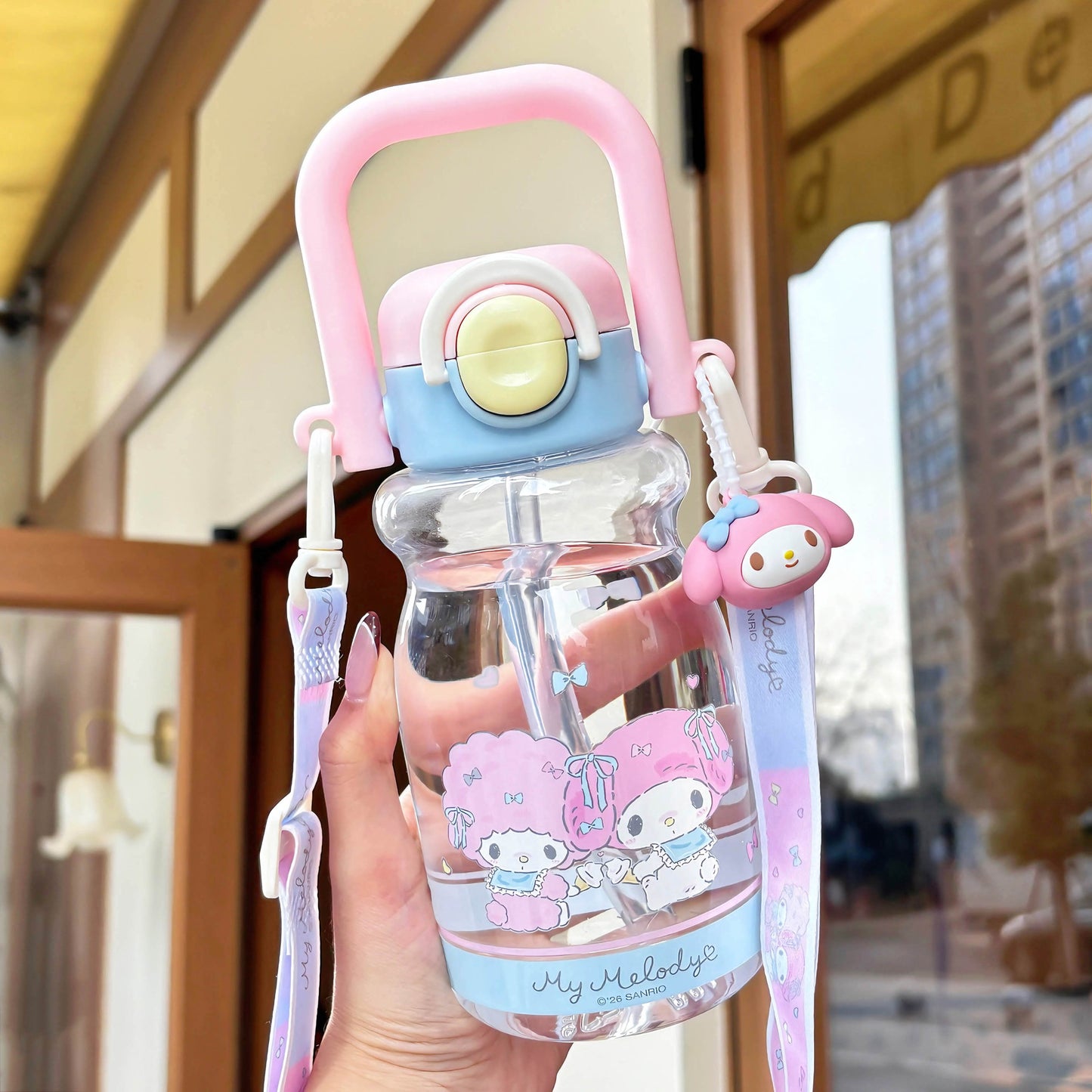 Damen Trinkflasche mit hochwertigem Silikon-Tragegriff und verspieltem Charakterdesign Karnz