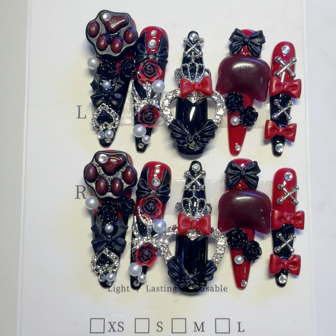 Gothic-inspirierte dekorative Press-On-Nagelkunst