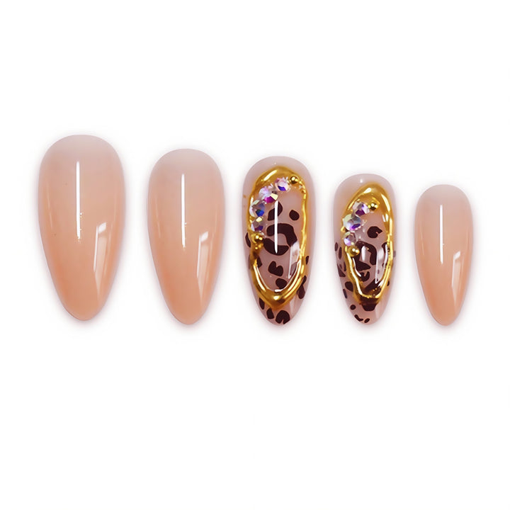 Stiletto-Nagelkunst-Erweiterungen mit Tierdruckdesign Karnz