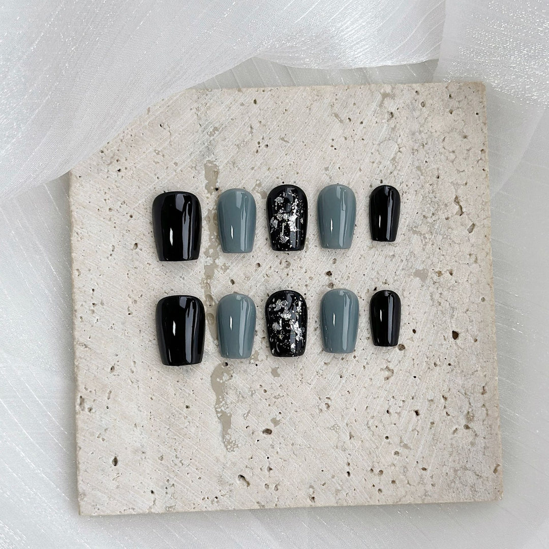 Künstlerisches Press-On-Nagelset mit glamourösen Designs