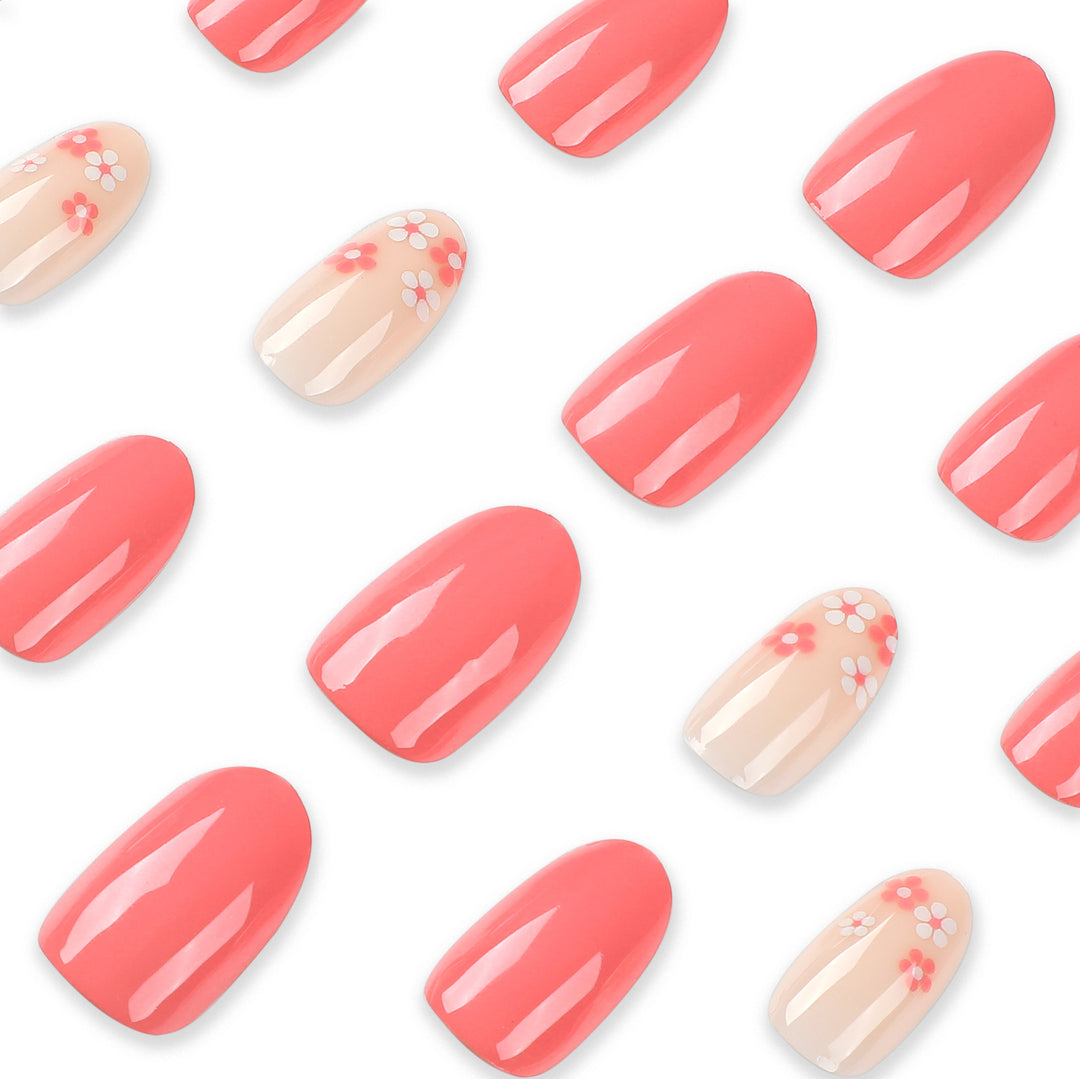 Kunstvolle Nagelverlängerungen mit zarten floralen Akzenten Karnz
