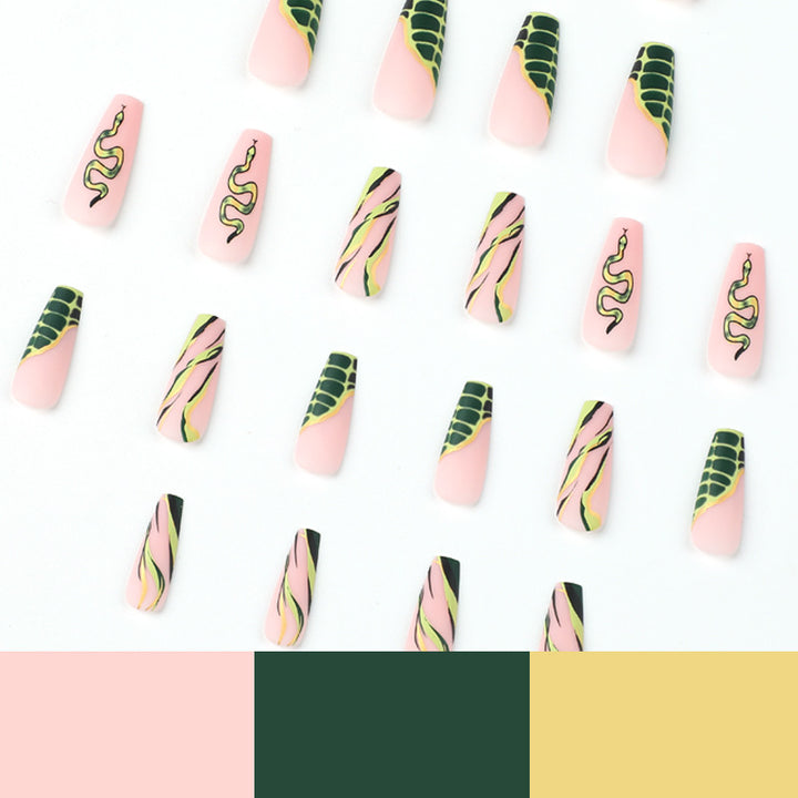 Kunstvolle Nagelverlängerungen mit Serpentinen-Design Karnz