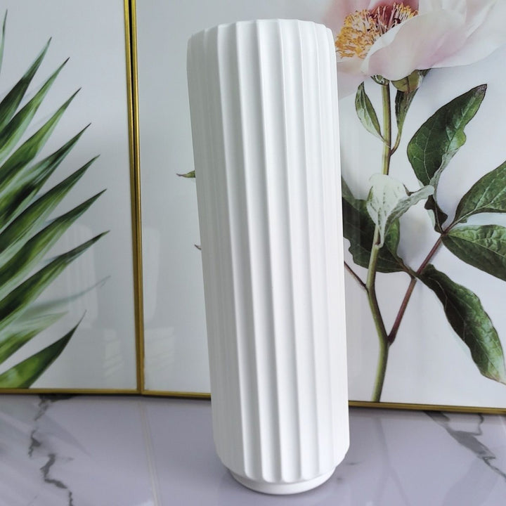 Dekorative vertikale gerippte Vase Karnz