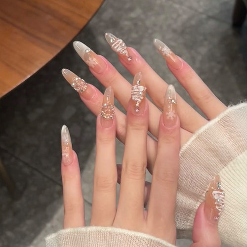 Künstlerisches Press-On-Nagelset mit dekorativen Edelsteinakzenten Karnz