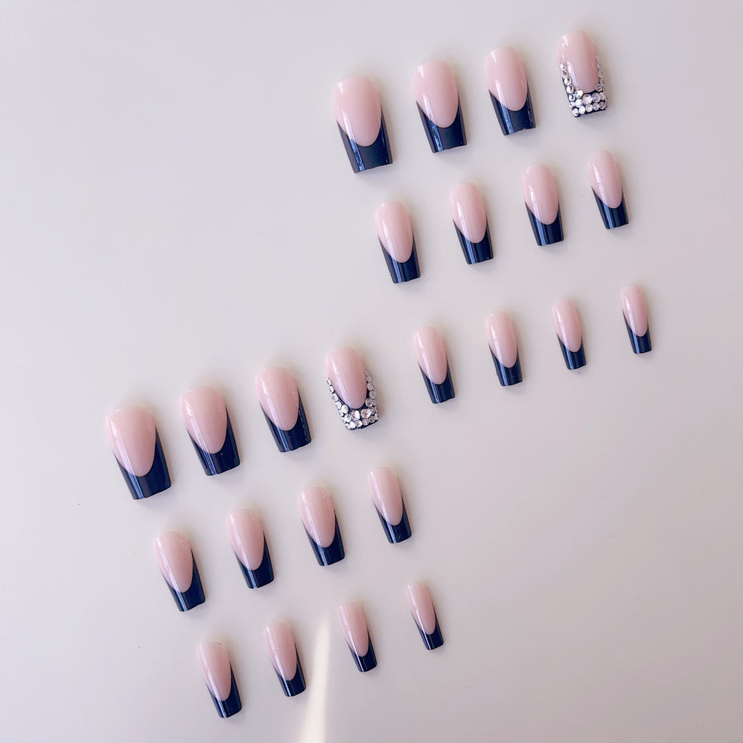 Kunstnagelset mit luxuriösem French Design und funkelnden Strassverzierungen Karnz