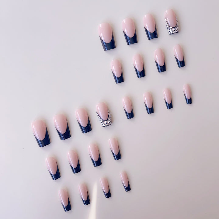 Kunstnagelset mit luxuriösem French Design und funkelnden Strassverzierungen Karnz