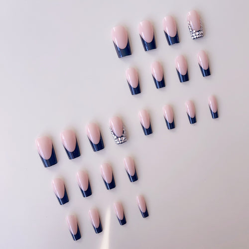 Kunstnagelset mit luxuriösem French Design und funkelnden Strassverzierungen Karnz