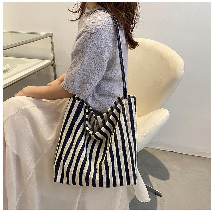 Lässige gestreifte Canvas-Shopper-Tasche
