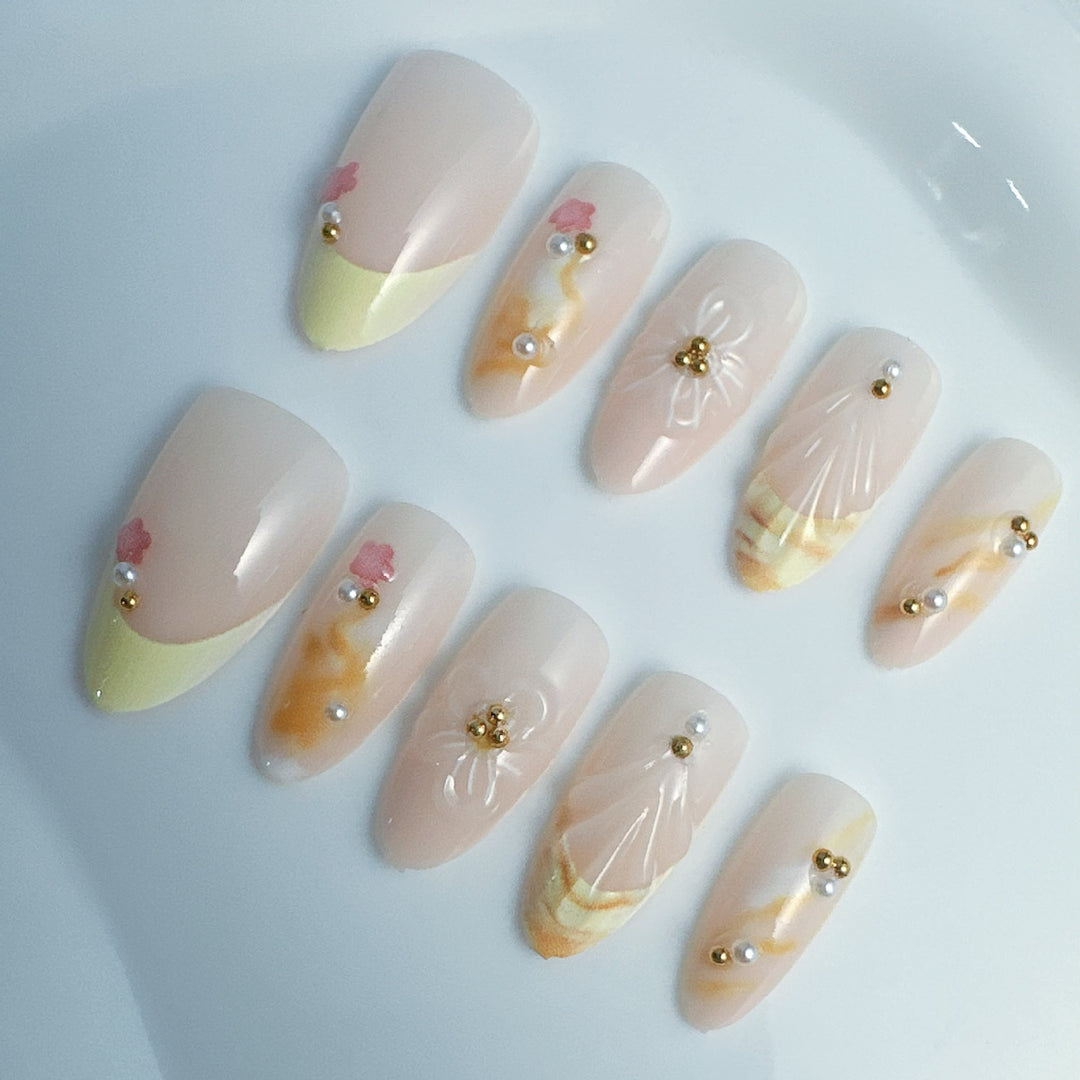 Kunstnägel mit floralen und modernen Akzenten Karnz