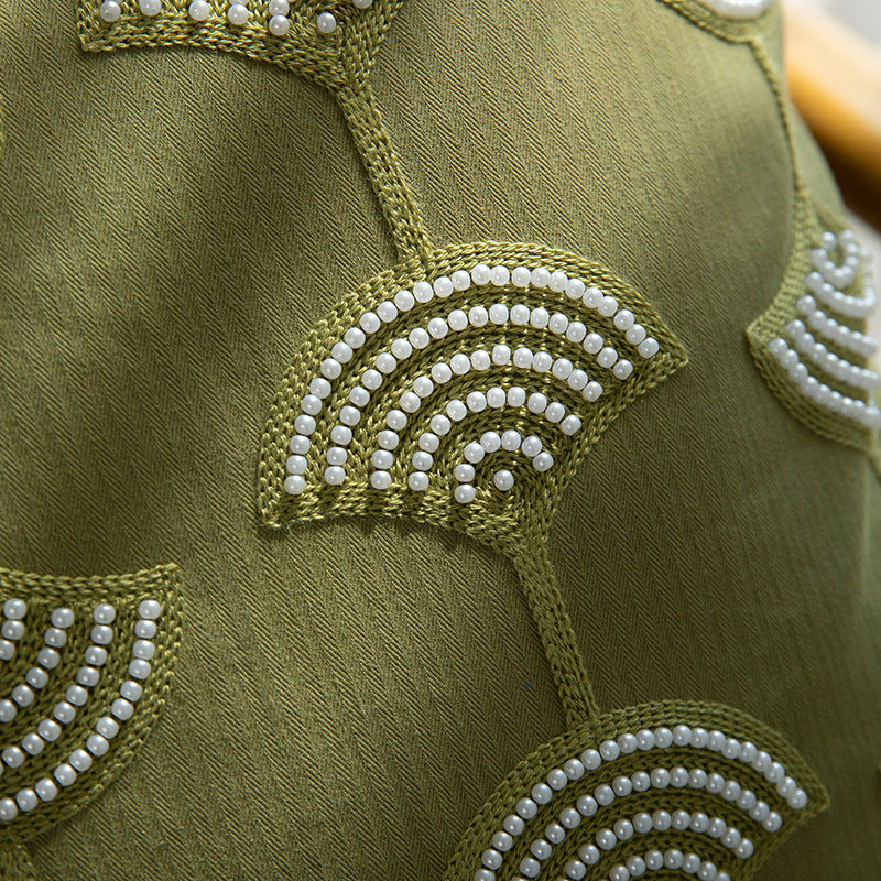 Quadratisches Zierkissen mit gesticktem Fächer‑Motiv und dekorativen Quasten