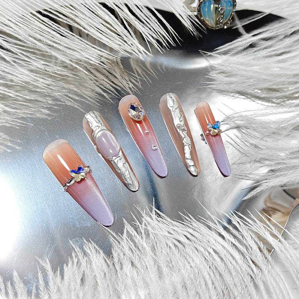 Kunstnägel mit Elegantem Ombre-Design und Schmuckakzenten Karnz