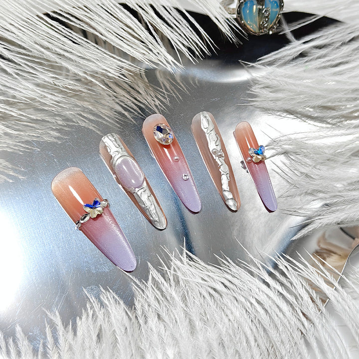 Kunstnägel mit Elegantem Ombre-Design und Schmuckakzenten Karnz