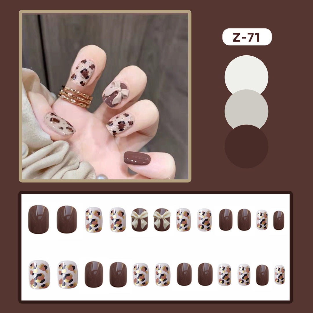 Künstlerisches Nagelkunst-Set mit dekorativen Schleifenakzenten