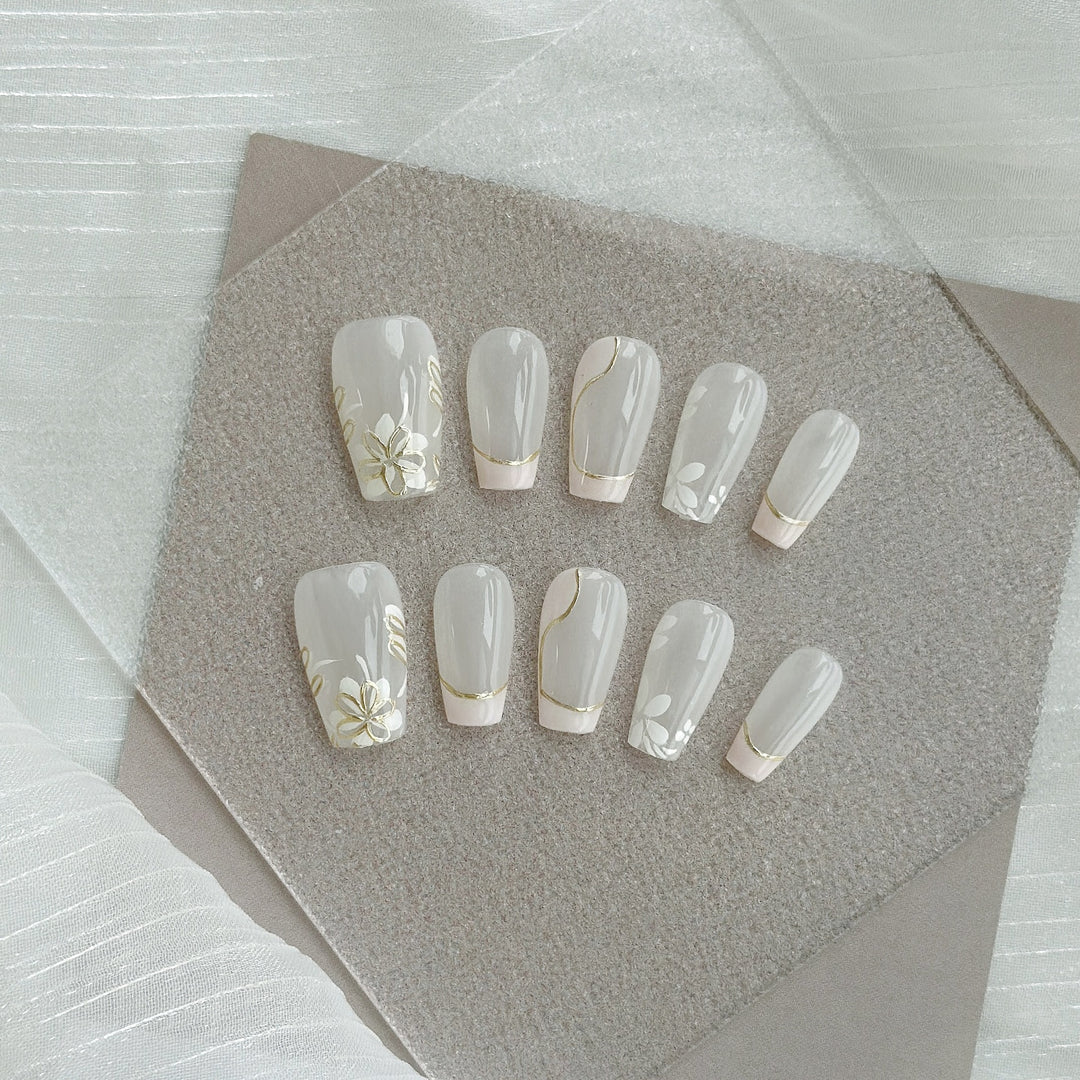 Künstlerisches Press-On Nagelkunstset mit Herz- und himmlischen Designs