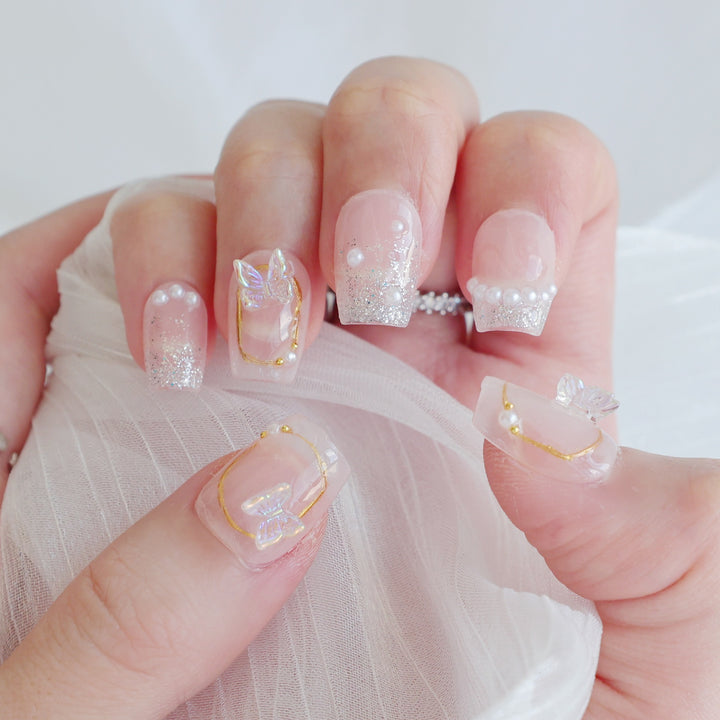 Künstlerisches Press-On Nagelkunstset mit Herz- und himmlischen Designs