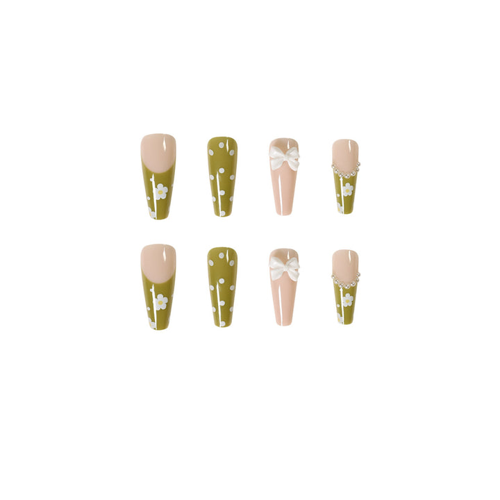 Kunstvolle Nagelverlängerungen mit zartem Blumendesign Karnz