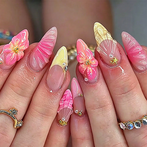 Kunstnagelset mit filigranen Blütenverzierungen und Glitzerelementen Karnz