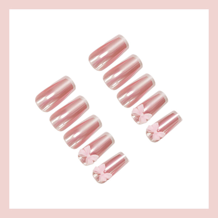 Kunstnagelset mit stilvollen Schleifen und eleganten French-Spitzen Karnz