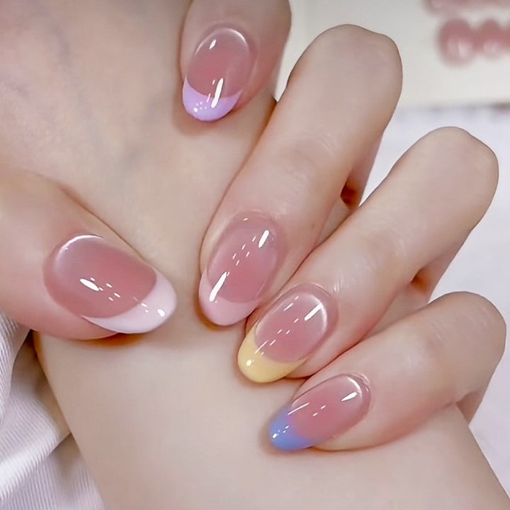 Kunstnagelset mit eleganten French-Spitzen und farblichen Akzenten Karnz