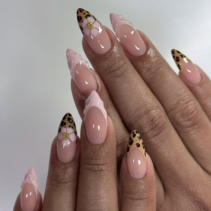 Kunstvolle Stiletto-Nägel mit floralem Leopardenmuster Karnz