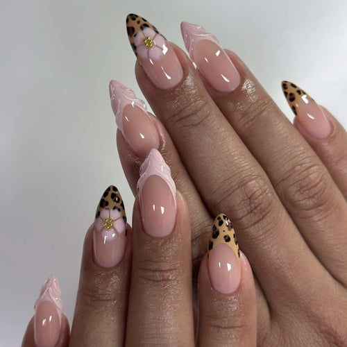 Kunstvolle Stiletto-Nägel mit floralem Leopardenmuster Karnz