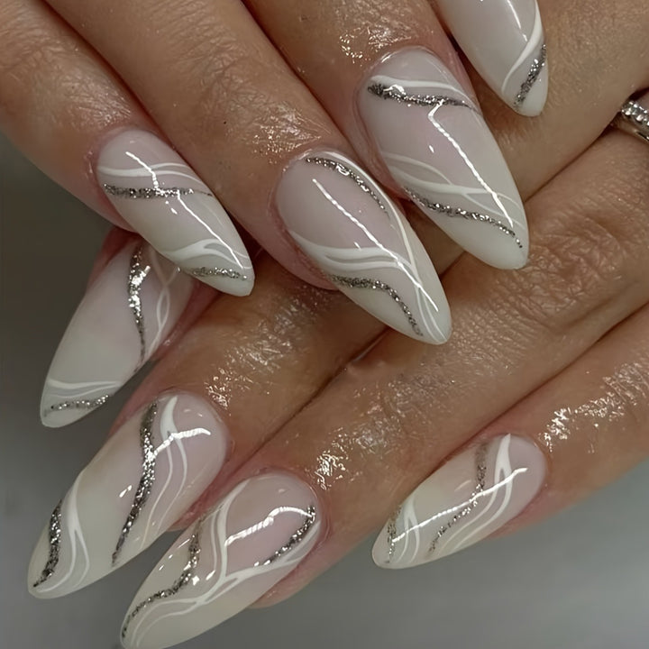 Elegante Kunstnägel mit Glitzer Akzenten Karnz
