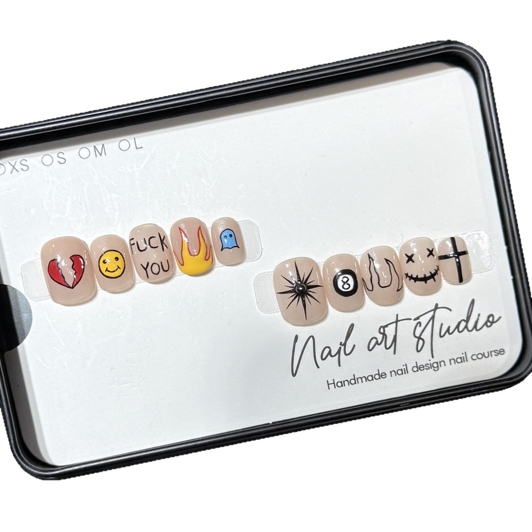 Künstlerisches Press-On-Nagelset mit einzigartigen grafischen Designs Karnz