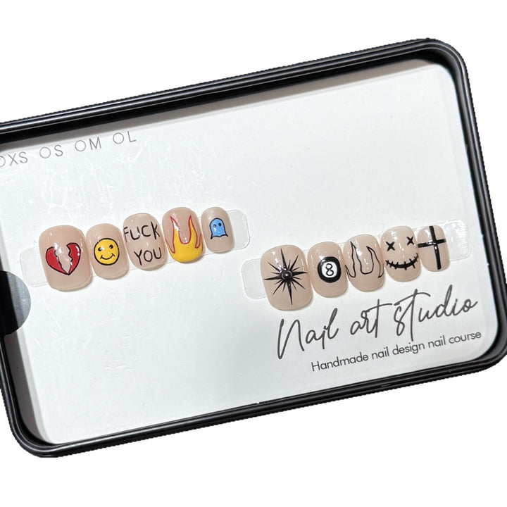 Künstlerisches Press-On-Nagelset mit einzigartigen grafischen Designs Karnz