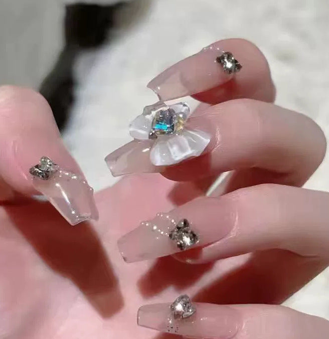 Elegantes Nageldesign mit Perlenverzierung Karnz