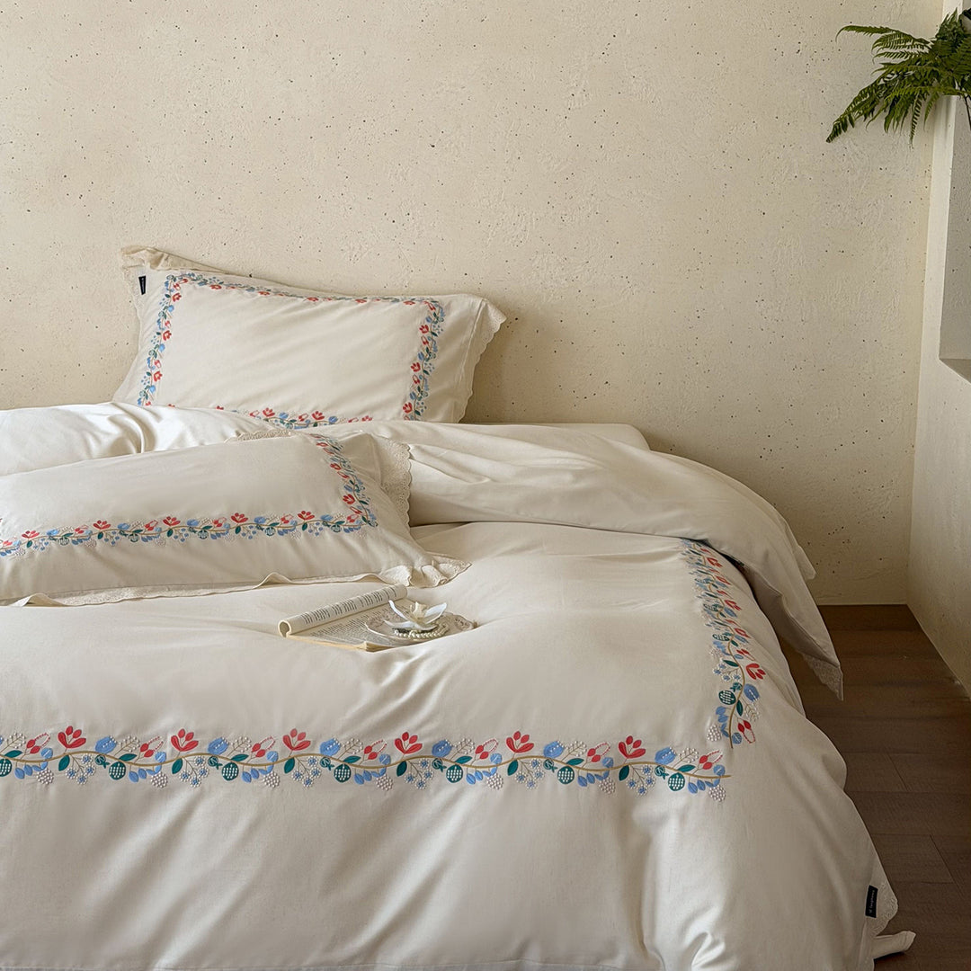 Besticktes Baumwollsatin-Bettwäscheset mit floraler Bordüre und feiner Spitzenkante