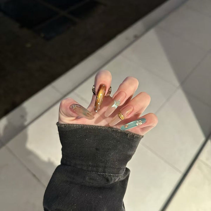 Künstlerische Nagelverzierungen