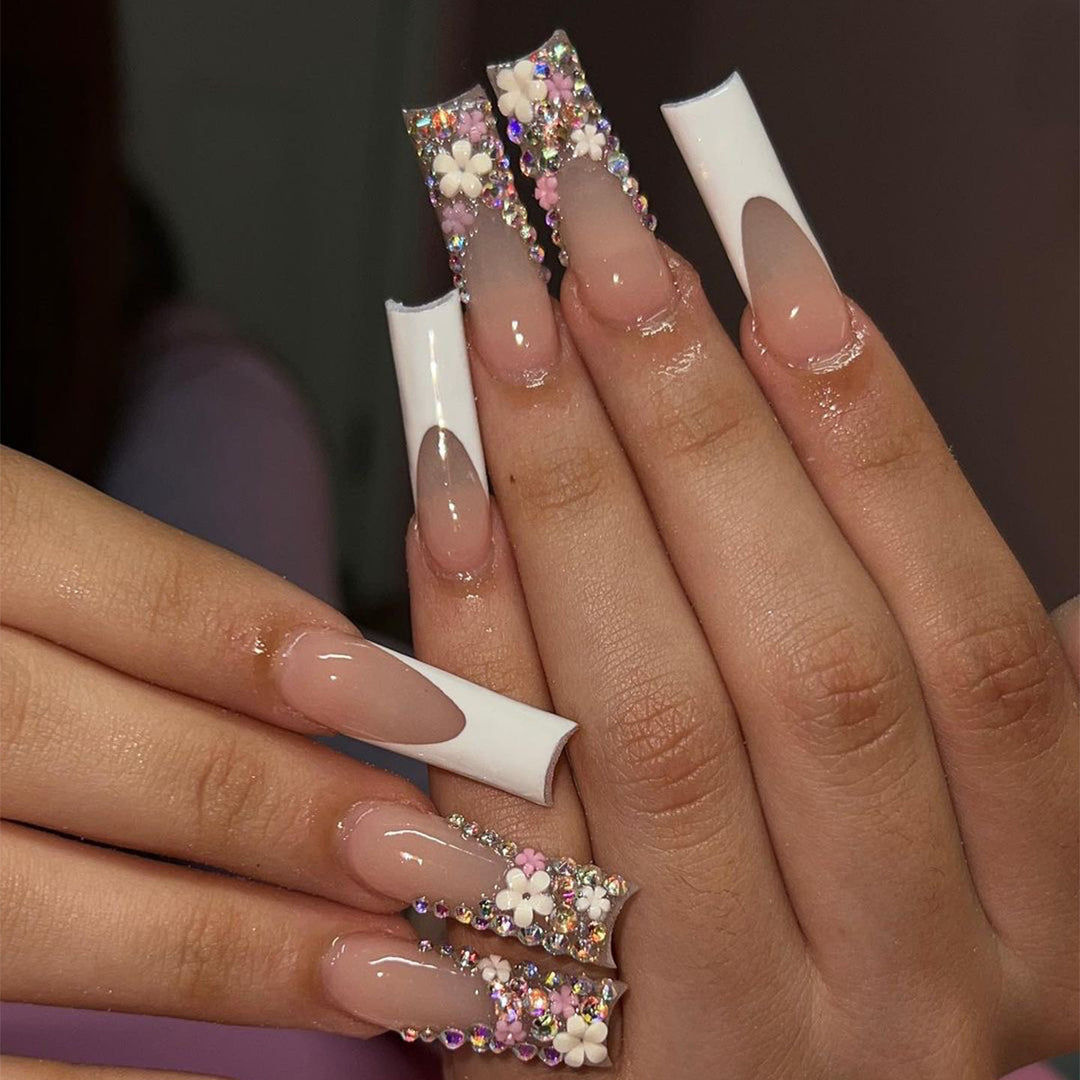 Kunstvolle Nagelverlängerungen mit Glitzer- und Blumendekor Karnz