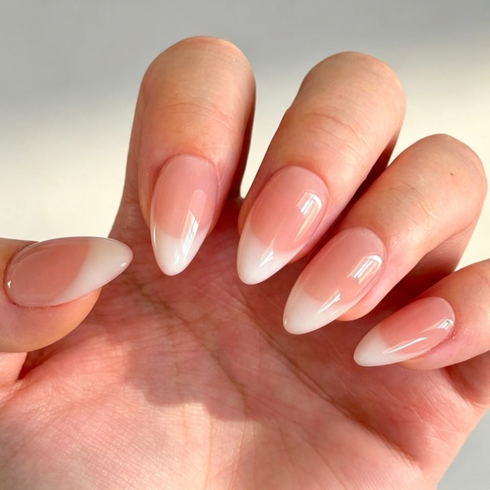 Kunstnägel Im Eleganten French-Tip Design Karnz