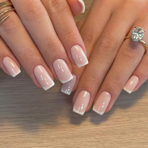 Klassische Nagelverlängerungen mit eleganten French-Spitzen Karnz