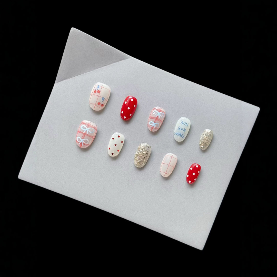 Dekoratives Press-On Nagelkunst-Set mit eleganten Themen