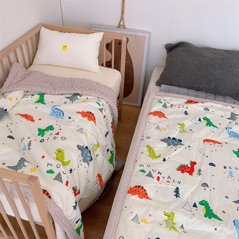 Kinder-Steppdecke mit buntem Dinosaurier-Print und weicher Minky-Borte