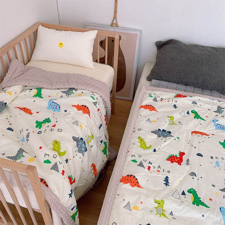 Kinder-Steppdecke mit buntem Dinosaurier-Print und weicher Minky-Borte